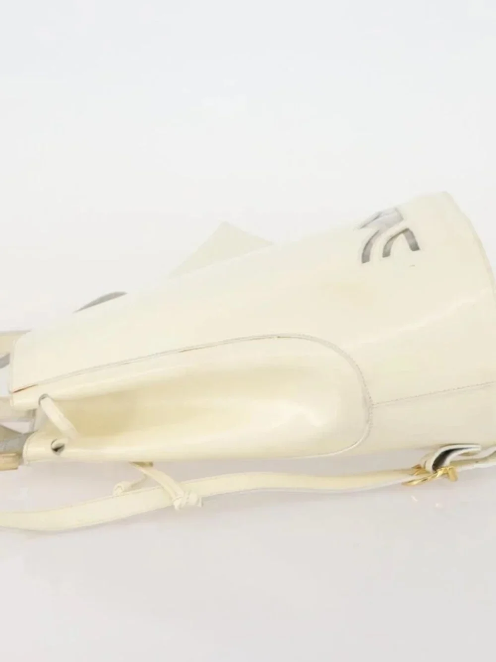 Salvatore Ferragamo Backpack Patent leather White Gold Auth 173783